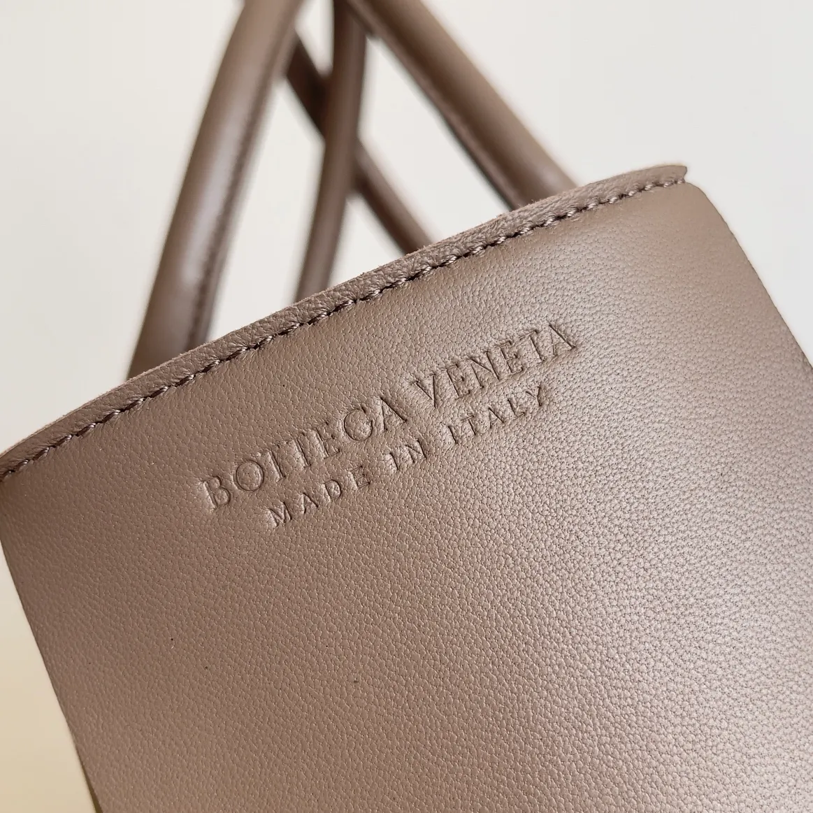 Batch 2120 30cm 𝗕𝗼𝘁𝘁𝗲𝗴𝗮 𝗩𝗲𝗻𝗲𝘁𝗮 ✨Extra large rectangular tote bag. Traditional woven elements, Intrecciato woven imported cow leather tote handbag with small card holder inside and connectable buckle inside. The whole bag is hand-woven from lambskin. 🌈Only make the highest-end products in the market, welcome to compare Size: 30*20*11.5cm Model: 652867.  Delivered from the factory with complete packaging